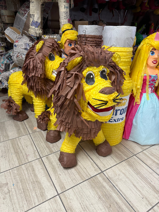 Lion: Standing - Leon: Parado