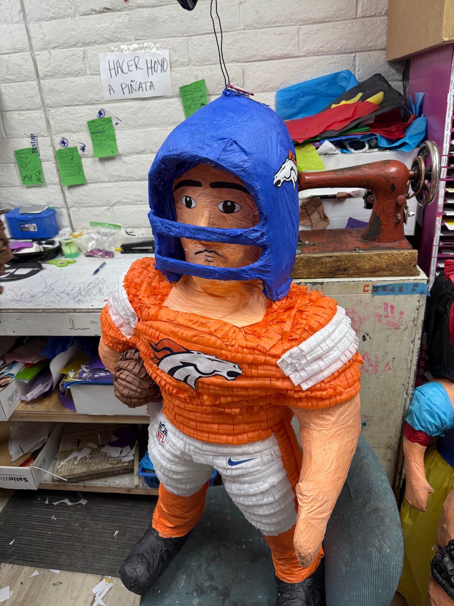 Football Player/Futbolista Americano: Broncos